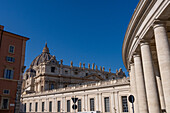 Statuen auf dem Dach der Fassade des Petersdoms in der Vatikanstadt in Rom, Italien.