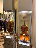 Ein Cello und eine Tenorbratsche von Antonio Stradivari aus dem Jahr 1690 in der Galerie der Accademia in Florenz, Italien. Diese Instrumente waren Teil des Medici-Quintetts. Man beachte das Medici-Wappen auf dem Griffbrett der Bratsche.