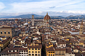 Blick auf den Dom oder die Kathedrale Santa Maria del Fiore vom Turm des Palazzo Vecchio in Florenz, Italien. Rechts ist der Turm der Badia Fiorentina zu sehen.