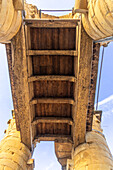 Die Holzstruktur unter den Glockenkammern an der Spitze des Arnolfo-Turms in Florenz, Italien. Palazzo Vecchio.