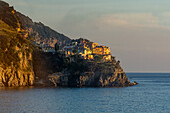 Farbenfrohes Licht bei Sonnenuntergang in Riomaggiore, Cinque Terre, Italien, am Lingurischen Meer.