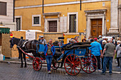 Touristen und eine Pferdekutsche auf der Piazza dei Crociferi in Rom, Italien.