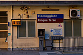 Schild am Bahnhof von Riomaggiore, Cinque Terre, Italien.