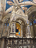 Der kunstvoll geschnitzte Marmortabernakel in der Kirche Orsanmichele in Florenz, Italien. Er wurde zwischen 1355 und 1359 von Andrea Orcagna geschaffen.