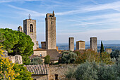 Der Parco della Rocca und mittelalterliche Türme in der ummauerten Stadt San Gimignano, Italien. L-R: Torre Rognosa, Campanile des Doms, Torre Grossa, Torre dei Becci, Torre Campatelli und Torre dei Cugnanesi.