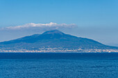 Blick auf den Vesuv über den Golf von Neapel von Sorrent, Italien.