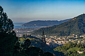 Ein Blick auf die Stadt Carrara, Italien, und das Ligurische Meer von den Hügeln über der Stadt.