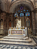 Statue der Heiligen Anna, der Jungfrau und des Kindes in der Kirche von Orsanmichele, Florenz, Italien. Die Statue wurde im Jahr 1526 von Francesco da Sangallo geschaffen.