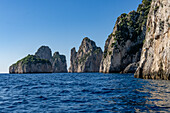 Monacone-Felsen oder Scoglio dei Monacone und die Farallons an der Südküste der Insel Capri, Italien.