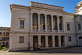 Das Theater der Animosi oder Teatro degli Animosi auf der Piazza Fabrizio de Andre in Carrara, Italien.