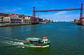 Panoramablick auf El Gasolino, ein kleines Boot, das Passagiere über den Fluss Nervion transportiert, zwischen Portugalete und Las Arenas, Getxo, Vizcaya, Pais Vasco, Spanien.