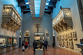 Touristen in der Halle der Chöre oder Sala delle Cantorie im Dommuseum in Florenz, Italien.