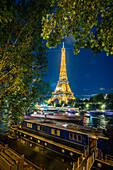 Eiffelturm mit Olympischen Ringen bei Nacht, Paris, Frankreich