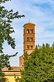 Romanischer Glockenturm der Basilika Santa Francesca Romana im archäologischen Park des Kolosseums. Rom, Italien.