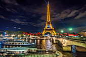 Eiffelturm mit Olympischen Ringen bei Nacht, Paris, Frankreich