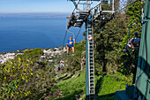 Touristen auf dem Monte Solaro Sessellift von Anacapri zum Monte Solaro Aussichtspunkt auf der Insel Capri, Italien. Die Stadt Anacapri ist unterhalb zu sehen.