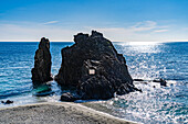 Scoglio Malpasso oder Malpasso-Felsen vor dem Strand Fegina in Monterosso al Mare, Cinque Terre, Italien.