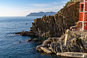 Die felsige, zerklüftete Küste des Lingurischen Meeres bei Riomaggiore, Cinque Terre, Italien.