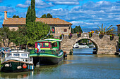 Canal du Midi at Le Somail Aude South of France southern waterway waterways holidaymakers queue for a boat trip on the river, France, Europe