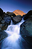 Natürliche Schönheit des über Felsen stürzenden Wassers in den Tablelands des Gros Morne National Park, Neufundland und Labrador, Kanada; Neufundland und Labrador, Kanada