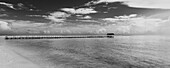 Blick in Schwarz-Weiß auf einen Steg am Strand eines Ferienortes in Cayo Guillermo; Cayo Guillermo, Kuba.