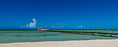 Blick auf einen Steg im türkisfarbenen Wasser vor dem Sandstrand eines Resorts in Cayo Guillermo; Cayo Guillermo, Kuba.