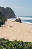 Blick auf das Meer vom Mbawana-Strand im Bezirk Kodi Bangedo, Regentschaft Südwest-Sumba der Provinz Ost-Nusa Tenggara; Pantai Ratenggaro, Insel Sumba, Indonesien.