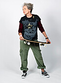 Frau mit Skateboard