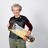 Frau mit Skateboard