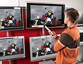 Mann kauft für Fernsehen ein