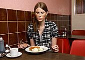 Frau isst Abendessen im Restaurant