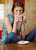 Frau trinkt Kaffee