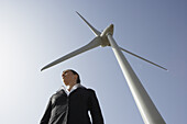 Geschäftsfrau neben Windturbine