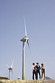 Geschäftsleute neben Windpark