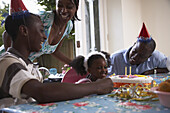 Familie beim Geburtstag eines Mädchens
