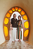 Porträt eines Hippie-Paares in der Tür