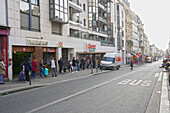 Frankreich Paris, 20. Arrondissement, rue de Menilmontant. 20/03/20 Pandemie des Coronavirus. Warteschlange vor einem Supermarkt. Die Menschen sollten mindestens 1 Meter Abstand voneinander haben, um die Ansteckungsgefahr zu verringern.