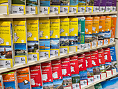 Karten der verschiedenen französischen Departements in einem Supermarkt