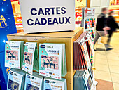 Geschenkkarten-Display in einem Supermarkt