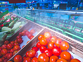 Befeuchtung von Produkten in der Gemüseabteilung eines Supermarkts