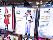Abteilung für Kinderkostüme in einem Supermarkt