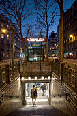 Frankreich, Paris, 75, 6. Arrondissement, Boulevard Raspail, Metro-Eingang Notre-Dame-des-Champs in der Abenddämmerung, Januar 2024.