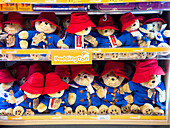 Paddington Bär auf einem Supermarktgang in England.