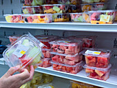 Supermarktregal, jetzt mit frischem Obst in einer transparenten Kunststoffschale