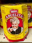 Supermarktregal, Nestle-Produkte, Chocolat Abuelita ist ein traditionelles mexikanisches Produkt, was auf Spanisch Oma bedeutet, mit einer Großmutter auf der Verpackung.