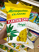 Westindische Inseln, Kochbananenchips in einem Supermarkt