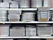 Regal im Supermarkt. Einweggeschirr aus Aluminium.
