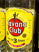 Regal im Supermarkt, kubanischer Rum, Havana Club