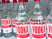 Regal im Supermarkt. Markenflasche mit Wodka. Waitrose
