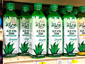 Supermarktregal, Getränke auf Aloe-Vera-Basis.